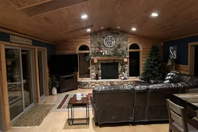 Image de Inviting 4br\/3Bath Home w\/ hot tub on crystal clear Devil's Lake in Webster, Wi