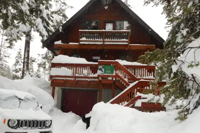 Image de 3 Br+loft, fam. rm. , 2 bth, lg deck, close to major ski areas, trails, history.