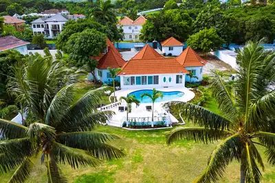 Image de Newly Renovated! ! Coco Palms - Exclusive villa with private pool\/beach access.