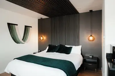 Image de Arcadia: King Suite- Newly Renovated Mid-Century Modern Hotel centrally located