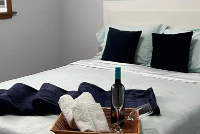 Image de Independent 3 Br 2 Wr Bungalow 5 km from Pearson. Public transport, Casino.
