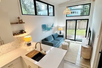 Image de The Sprout - gas fire-pit, grilling staton, hot tub, close to shops & hiking