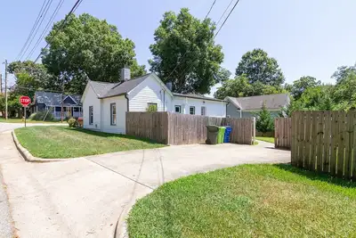 Image de 1920s Bungalow Downtown Raleigh
