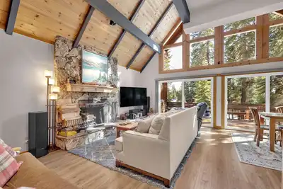 Image de Timberlake Haven / Newly remodeled mountain retreat- 4 blocks from Lake Tahoe!