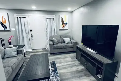 Image de Exactly where you need to be. Well-furnished, well-lit and tastefully decorated.