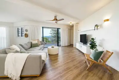 Image de Tranquil Tides Retreat: Coastal Waterfront Escape