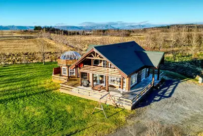 Image de Mountain Villa is a beautiful cabin located on large private property.