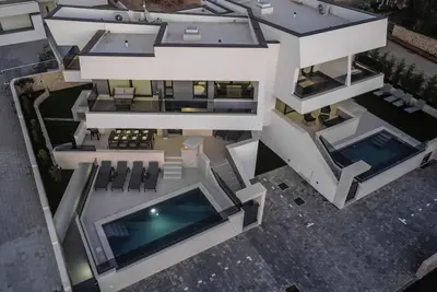 Image de Private luxury villa with pool, sauna, and gym