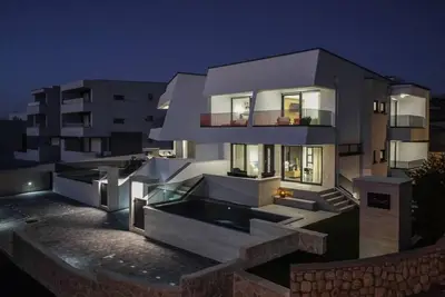 Image de Luxury villa - private heated pool, jacuzzi, sauna, and gym
