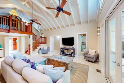 Image de Snowbird-friendly oasis with private heated pool, lush yard, & ample parking