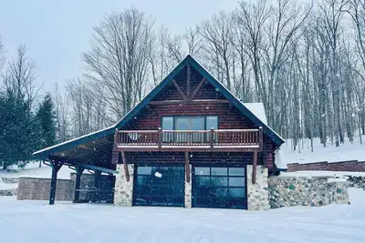 Image de Escape to Tranquility, Private Cabin in the Woods only 5 Miles to Torch Lake!