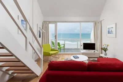Image de Light and airy beachside apt
