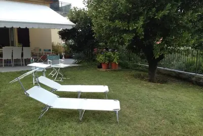 Image de Apartment in early 20th century villa with garden