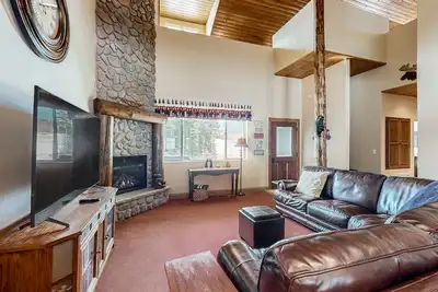 Image de Townhouse with jetted tub, foosball/video game table, & walk to Navajo Ski slope