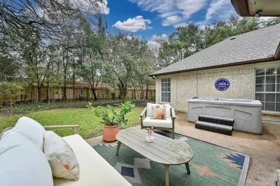 Image de Buttercup's Artist Retreat | Sleeps 10 | Hot tub