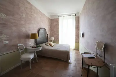 Image de Large apartment in a historic building in the historic center of Livorno.
