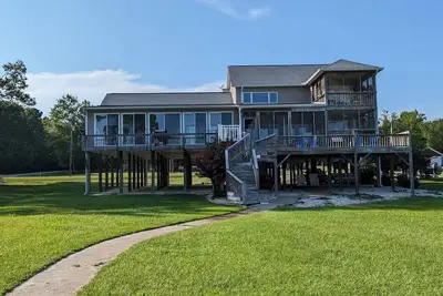 Image de Play Your Cards Right and Book This Dealer’s Choice Lake House Today!