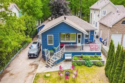 Image de Perfect location! steps to the water with 3 Bedroom 3 washrooms house/cottage\n