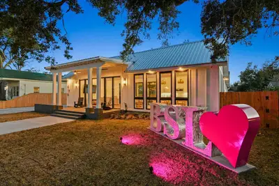Image de The Luxe on Main is an Ultra-Modern, Trendy New Construction in Downtown Bsl.