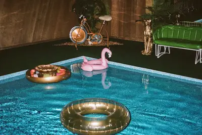 Image de Vintage kitsch 70s/80s themed house with indoor pool and backyard creek