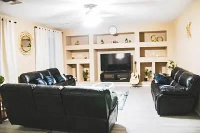 Cool retreat for your group near a shopping center\n\n