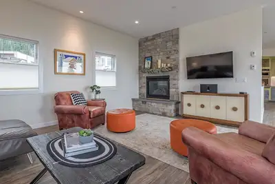 Image de Brand new duplex with 2 king beds, elevator, private hot tub, ski in and out.