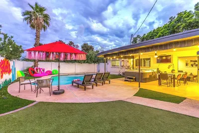 Image de Welcome to Pink Vogue w\/Pool, Hot Tub & Casita!