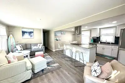 Image de The Best Of Both Worlds-central to the  Beach And Downtown! Pet friendly