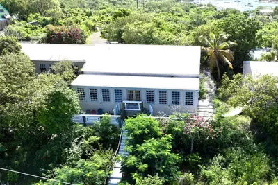 Image de Expansive Water Island Home with phenomenal views & 5 minute walk to the Beach!