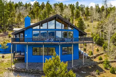 Image de Unforgettable chalet overlooking the mountains with game room & fireplaces