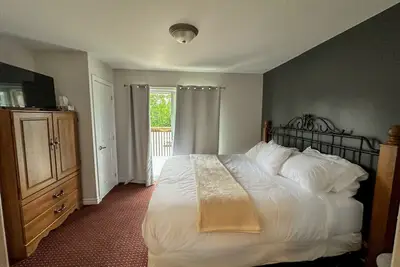 Image de Escape to a 2 bdrm home in quiet area w\/ full kitchen, private patio w\/Bbq
