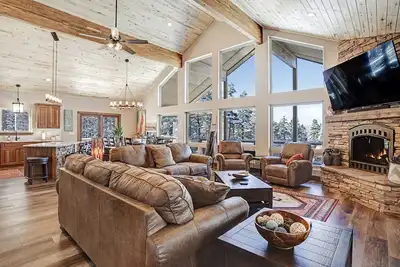 Image de Stunning New Custom Home With Magnificent Views