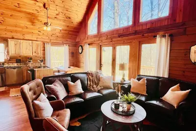 Image de Chalet, Mountain Views on 3 acres with hiking trail to creek, mins to Helen