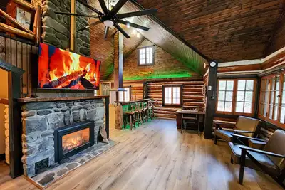 Image de Modern Luxury Meets Rustic Charm - Cozy Log Cabin