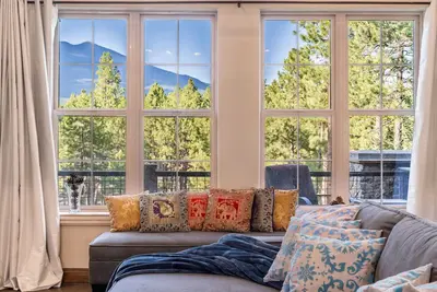 Image de Flagstaff Retreat w/Mountain Views: Fire Pit, Hot tub, Fireplace, Near Snowbowl