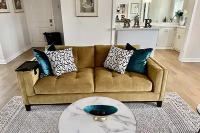 Image de \"Sky High Luxury: Unique 2br Penthouse Condo Atl