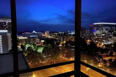 Image de \"City Views & Downtown Vibes: Your Urban Oasis! \"