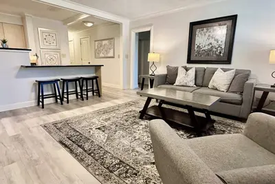 Image de 4e - Stylish Condo in the Heart of Downtown!