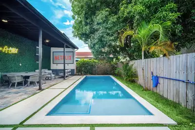 Image de Central Miami Modern Home for 16 with Private Pool, Theatre, Grill & More!