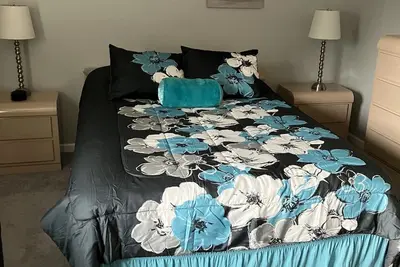 Image de Nice sized bedroom and full private bath in a quiet community.