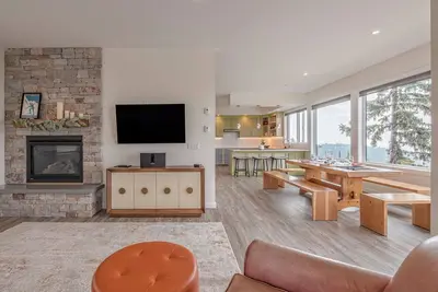 Image de 4 level duplex with 2 king beds, elevator, private hot tub, laundry and views