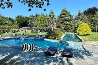 Image de Sprawling Southhampton Township Ranch\n\n