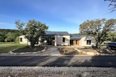 Image de New Ranch home~ in Johnson City, Tx Hill Country Rustic Modern Hacienda