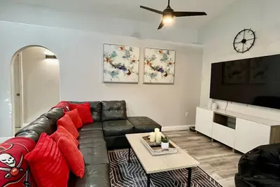 Image de Newly remodeled Bucs stadium home 0. 6 mile walk, king bed master suite and gym