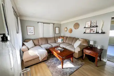 Image de Cute & cozy family-friendly Royal Oak ranch close to downtown and highways!