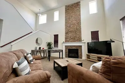 Image de Modern 4br Retreat | Hot Tub | Games | Den Airport