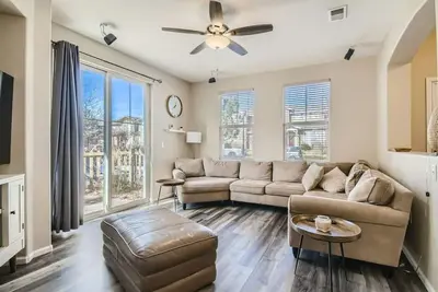 Image de New build near Dia w/King Bed, 20mins to downtown