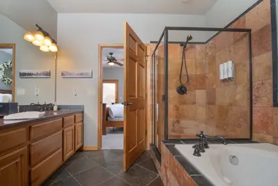 Image de Stunning 4-bedroom condo with breathtaking mountain views, master suite