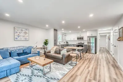 Image de Dream Spot-Hot Tub close to Dtown, 10 min to the Airport, tons of Food Options!