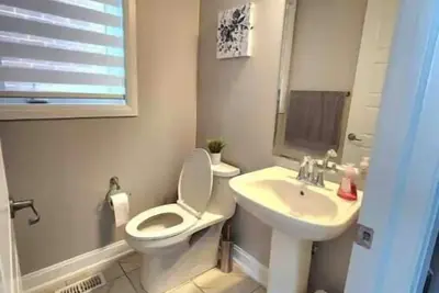 Image de Beautiful Contemporary 4 bed Oakville House!